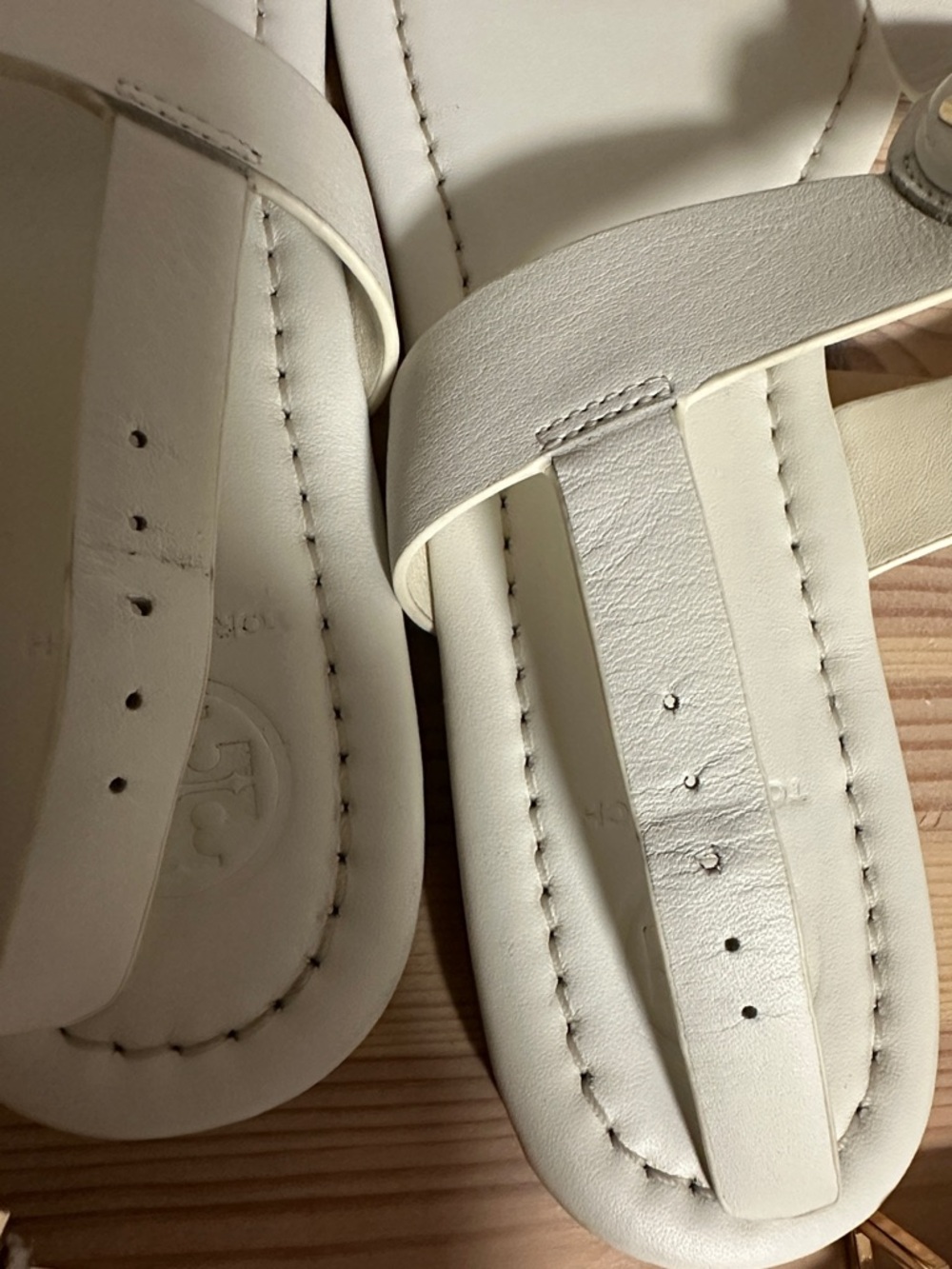 Tory Burch White Leather Logo Thong Sandals with Gold Emblem size 6.5 - Picture 6 of 9